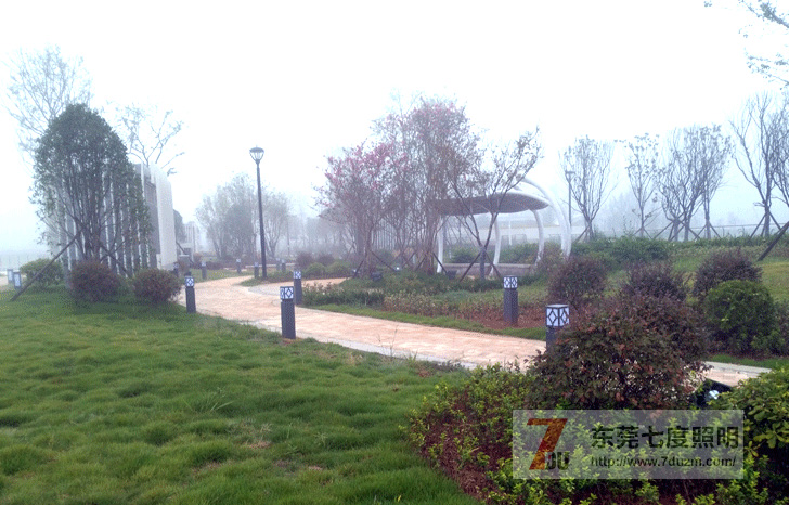 东莞七度照明草坪灯安装白天效果实景图片