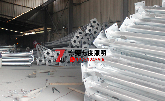 东莞七度照明道路灯杆生产厂家灯杆成品堆放区